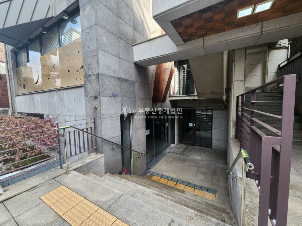 서울 마포구 서교동 홍대입구역 초역세권 경의선숲길 인근 준신축급 사옥형 건물 매매 매물번호 12490 사진 3