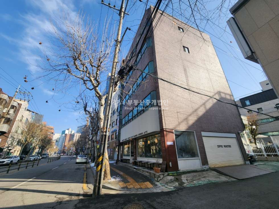 서울 마포구 서교동 홍대입구역 역세권, 4차선 대로변 코너 위치 가시성 우수한 건물 매매 매물번호 12487 사진 2
