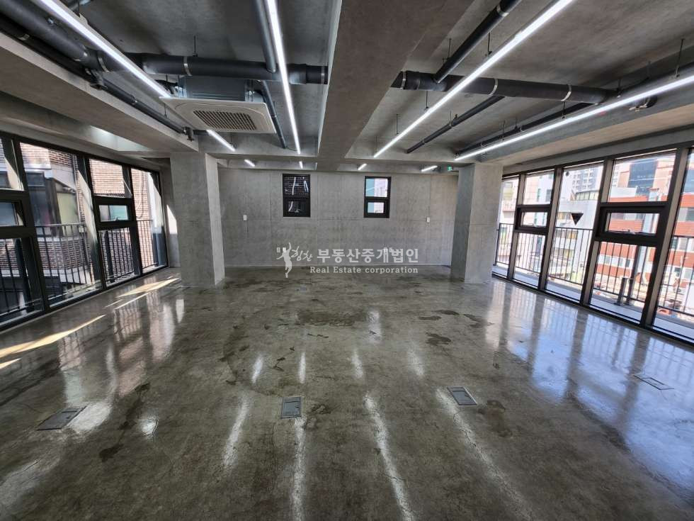 서울 마포구 노고산동 신촌역, 서강대역 초역세권 신축급 글라스룸, EV 있는 6층 사무실 월세 매물번호 11133 사진 3