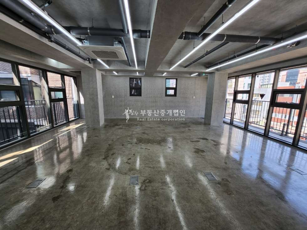 서울 마포구 노고산동 신촌역, 서강대역 초역세권 신축급 글라스룸, EV 있는 6층 사무실 월세 매물번호 11133 사진 4