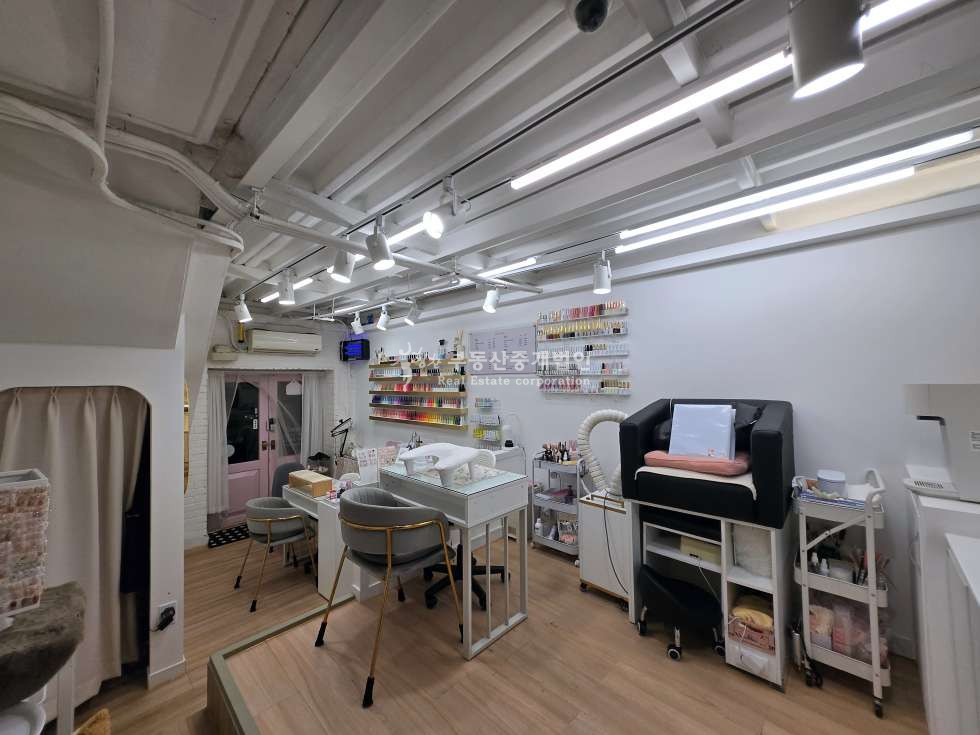 서울 마포구 서교동 홍대 정문 인근 대로변 l 유동인구 바글바글한 1층 뷰티샵 월세 매물번호 11663 사진 2