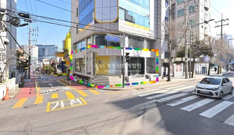 서울 마포구 서교동 무권리 l 홍대정문인근 l 큰평수 l 학원거리 대로변 1층코너상가 월세 매물번호 10812 사진 1