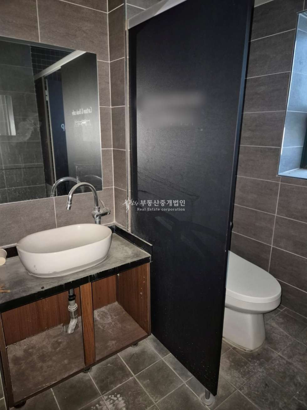 서울 마포구 서교동 무권리 홍대입구역 대로변에 위치한 전면 노출 우수한 대형 평수 월세 매물번호 12698 사진 8