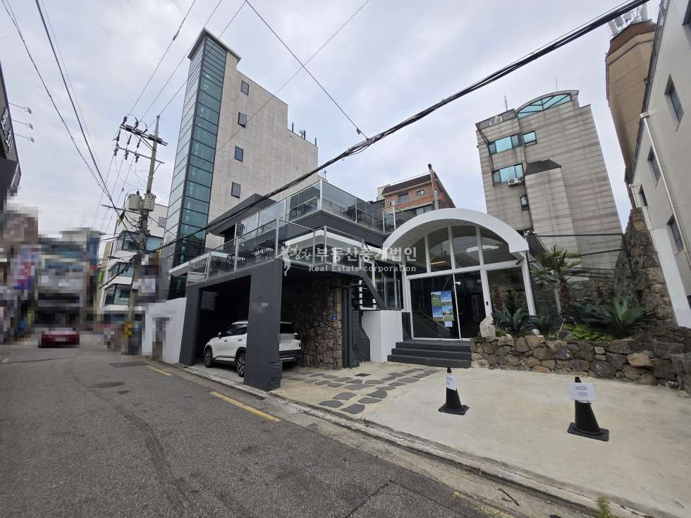 서울 마포구 서교동 레드로드 이면 / 통임대 / 제주 품은 감성적인 인테리어 / 테라스 조망이 녹아드는 곳 / 촬영 맛집 월세 매물번호 11395 사진 1