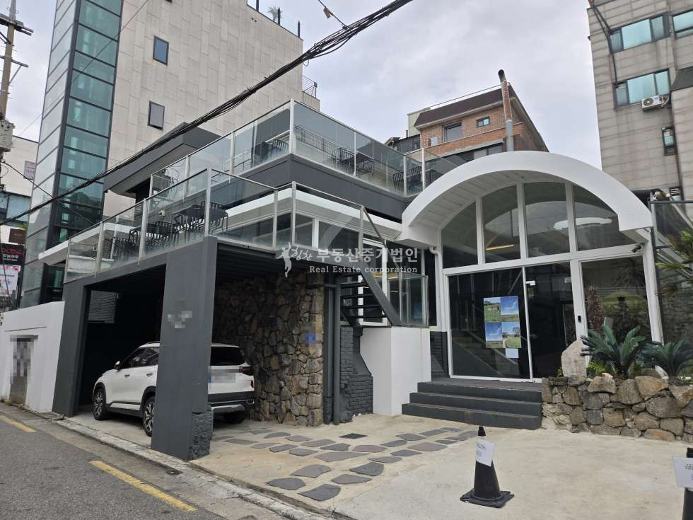 서울 마포구 서교동 레드로드 이면 / 통임대 / 제주 품은 감성적인 인테리어 / 테라스 조망이 녹아드는 곳 / 촬영 맛집 월세 매물번호 11395 사진 2