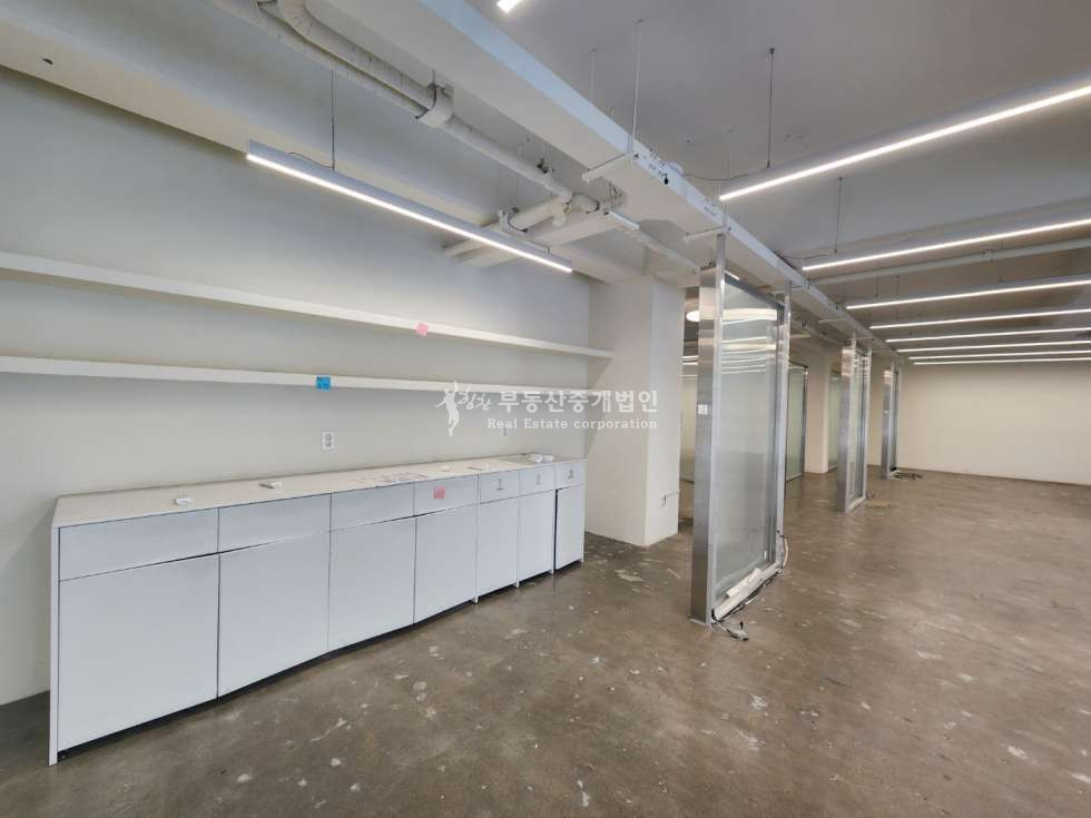서울 마포구 동교동 홍대입구역 역세권 오피스 입지, 유리가벽 인테리어 공간분리 잘 된 2층 사무실 월세 매물번호 12495 사진 5