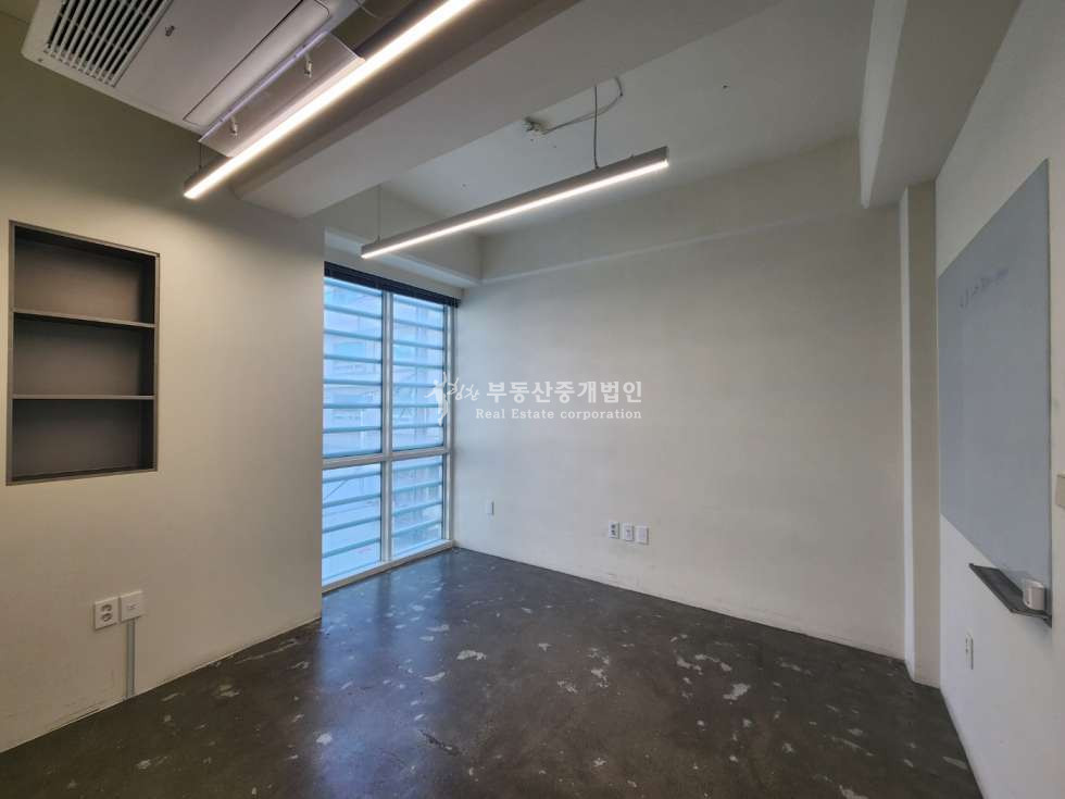 서울 마포구 동교동 홍대입구역 역세권 오피스 입지, 유리가벽 인테리어 공간분리 잘 된 2층 사무실 월세 매물번호 12495 사진 11