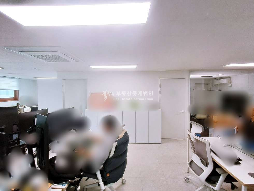 서울 마포구 서교동 동교로 대로변 코너에 위치한 사무실 추천드립니다. 월세 매물번호 12085 사진 2