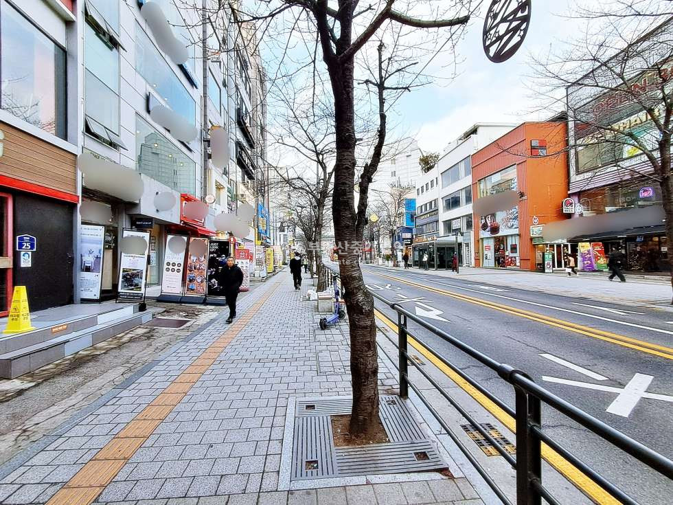서울 서대문구 창천동 연세로 대로변 희소성있는 낮은 권리 소형 상가 추천 월세 매물번호 12305 사진 2