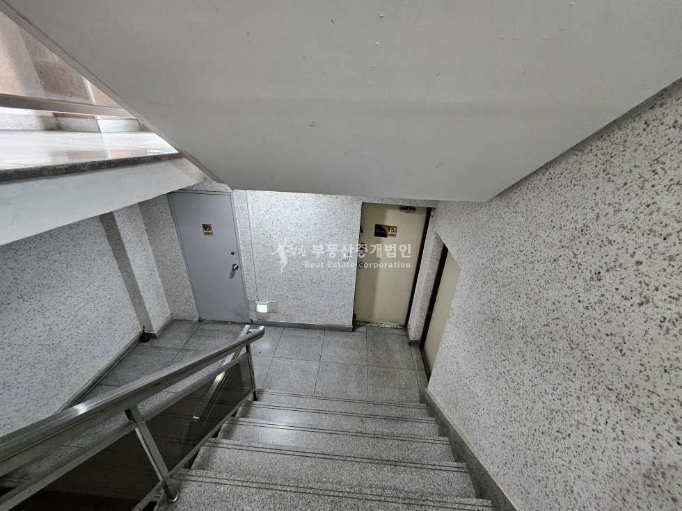 서울 마포구 서교동 실85.인테리어훌륭.대형주차1대무료.큰대로변 월세 매물번호 12727 사진 1