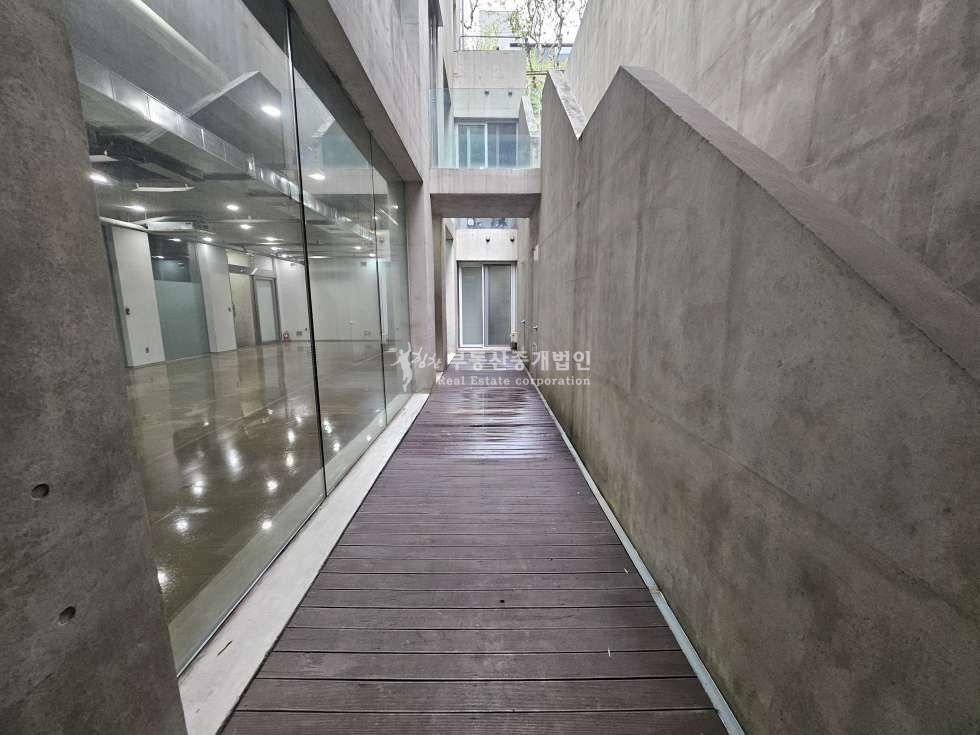 서울 마포구 동교동 실77.썬큰구조.단독출입구.룸3.탕비실.가성비 월세 매물번호 10930 사진 5