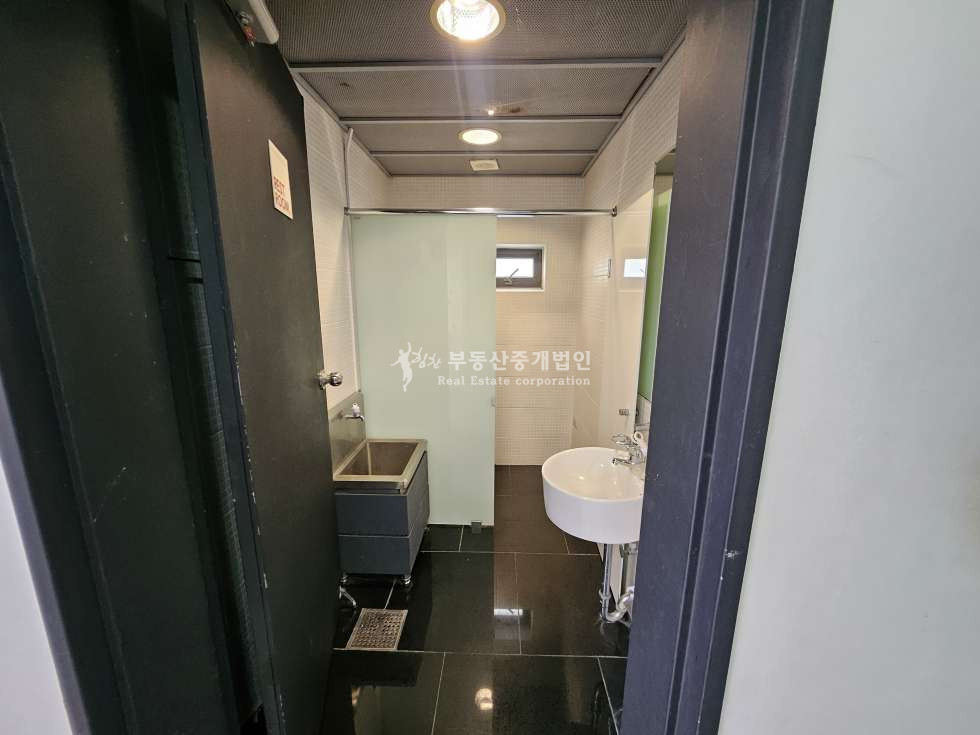 서울 마포구 동교동 실43.개별냉난방완비.룸2.탕비실.대형주차1대무료 월세 매물번호 11219 사진 12