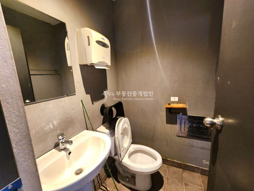 서울 마포구 서교동 무권리 l 코로나버틴곳 l 유명한자리 l 우수한컨디션 2층상가 월세 매물번호 10503 사진 10