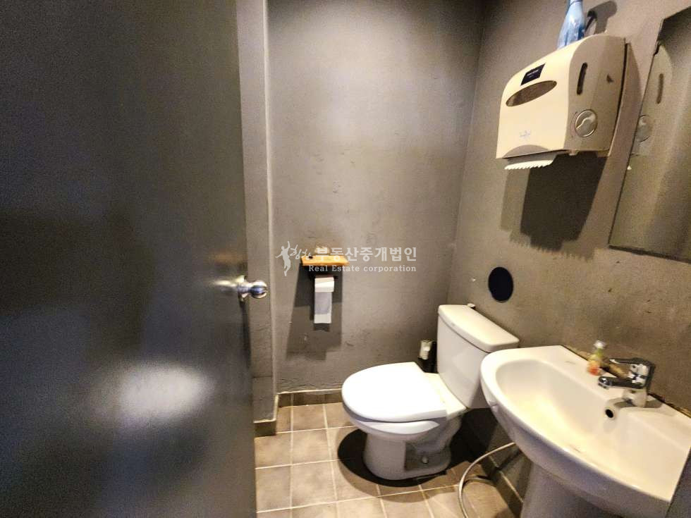서울 마포구 서교동 무권리 l 코로나버틴곳 l 유명한자리 l 우수한컨디션 2층상가 월세 매물번호 10503 사진 11