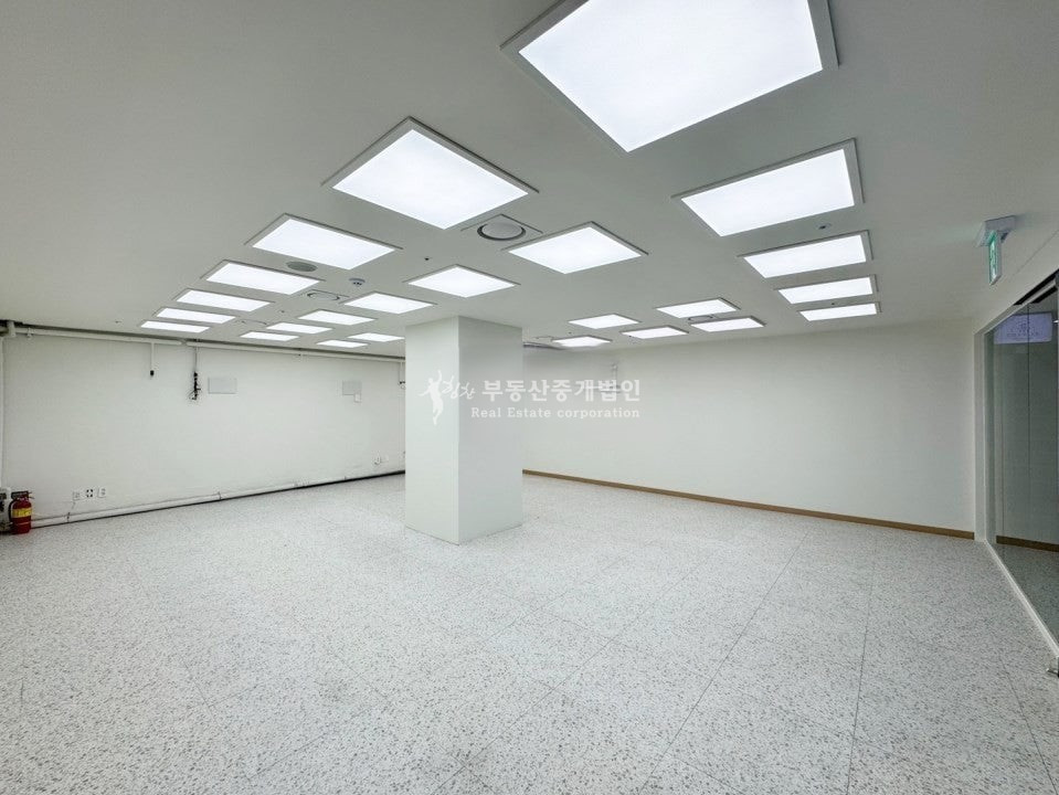 서울 마포구 동교동 홍대입구역8번출구 바로연결 I 무권리 I 굿즈샵,소품샵 추천 월세 매물번호 12711 사진 2