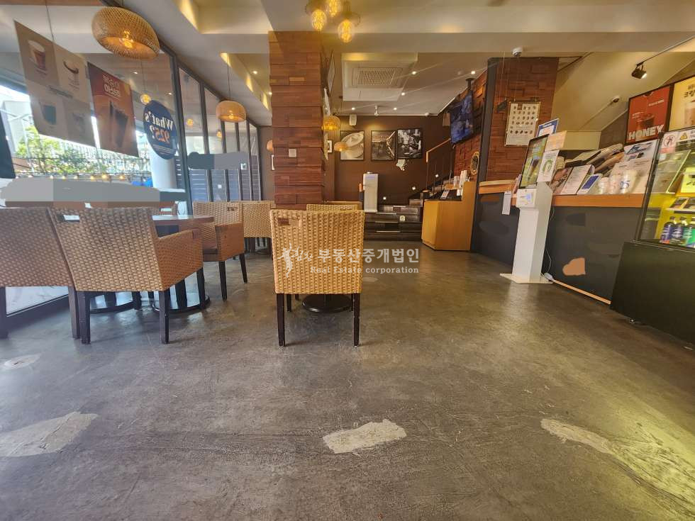 서울 마포구 서교동 레드로드 가장 잘된 l가장 큰 l 가장 사람 많은 카페 월세 매물번호 10560 사진 2