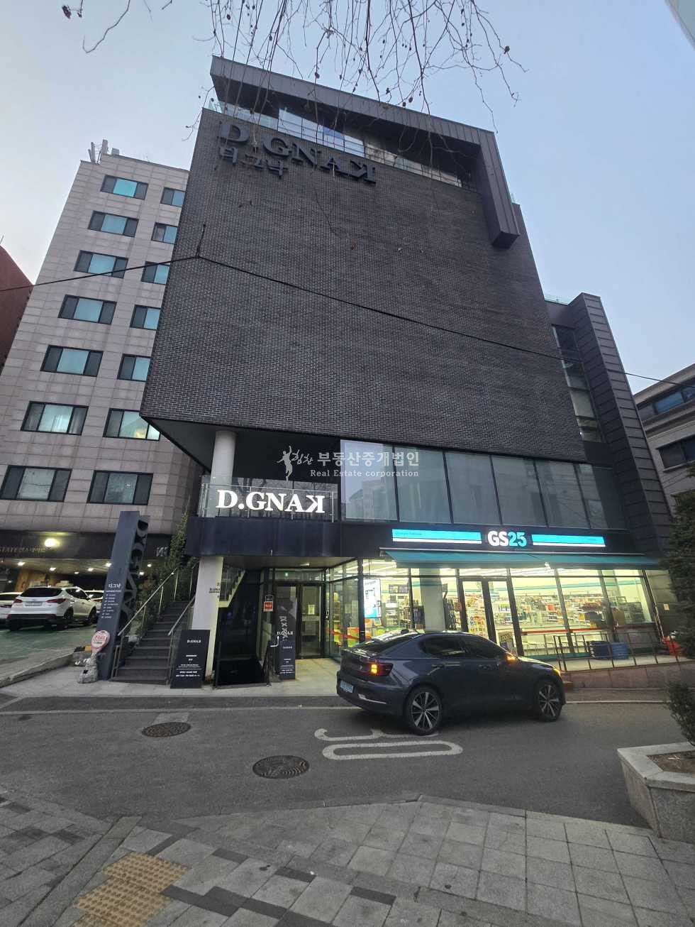 서울 종로구 연건동 대로변 연면적 넓은 상업지역 사옥 건물, 건물외관 우수. 매매 매물번호 13184 사진 1